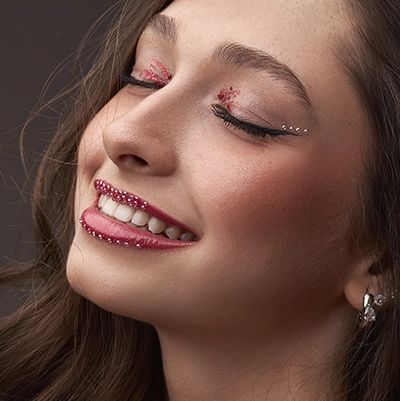 Mulher sorrindo com os dentes claros