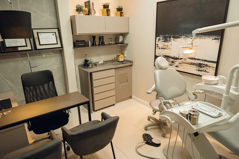 Consultório com mesa e cadeira odontológica