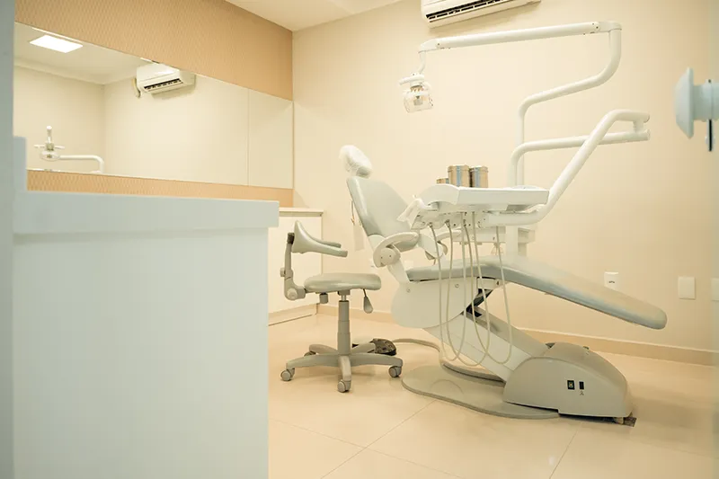 Consultório claro da Harmony com cadeira odontológica