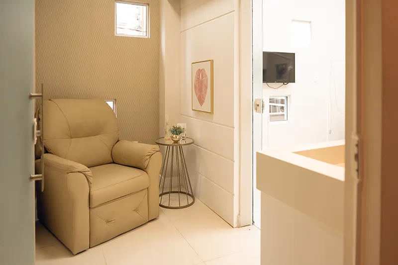 Sala com poltrona reclinável bege