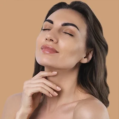 Mulher de olhos fechados com a mão no queixo