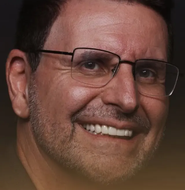 Paciente de óculos sorrindo, com a reabilitação concluída